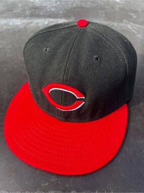 NICE New Era size 7 1/2 Cinncinati Reds Black Baseball Fitted Hat MLB
